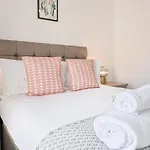 Caemawr Place - Stylish Home Tv In Every Bedroom!