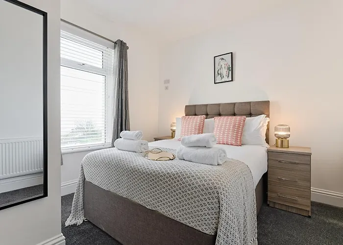 Caemawr Place - Stylish Home Tv In Every Bedroom!